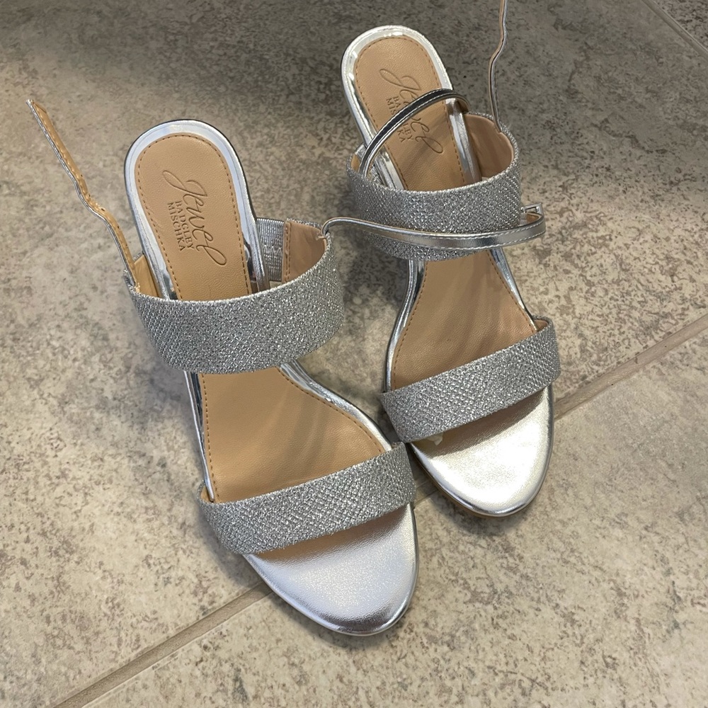 Brand new! Jewel Badgley mischka Silver wedges